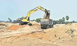 మానేరు పక్కనే ఉన్న ఇసుక కరువు.. మానేరు పక్కనే ఉన్న ఇసుక కరువు..