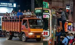 మెట్రో బంద్ కావడంతో కూలీల మాదిరిగా లారీలు ఎక్కిన టెకీలు