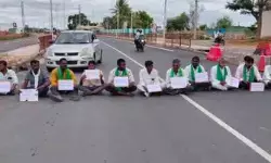 యూరియా యాప్ రద్దు చేయాలని రైతుల రాస్తారోకో యూరియా యాప్ రద్దు చేయాలని రైతుల రాస్తారోకో