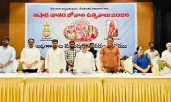 అంగరంగ వైభవంగా బోనాలు నిర్వహించాలి : మంత్రి పొన్నం ప్రభాకర్ అంగరంగ వైభవంగా బోనాలు నిర్వహించాలి : మంత్రి పొన్నం ప్రభాకర్