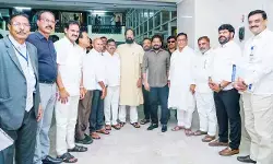 రేపటి నుంచే కాంగ్రెస్ గిరిజన నేతల బస్సు యాత్ర.. సీఎం రేవంత్తో భేటీ అయిన ప్రజాప్రతినిధులు రేపటి నుంచే కాంగ్రెస్ గిరిజన నేతల బస్సు యాత్ర.. సీఎం రేవంత్తో భేటీ అయిన ప్రజాప్రతినిధులు