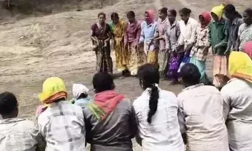 బతుకమ్మ ఆడిన ఉపాధి హామీ కూలీలు