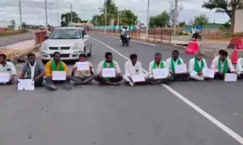 యూరియా యాప్‌ రద్దు చేయాలని రైతుల రాస్తారోకో