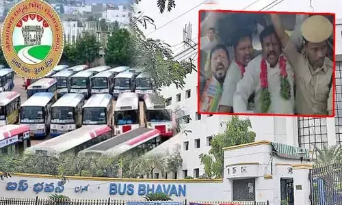 బస్ భవన్ వద్ద ఉద్రిక్తత.. టీజేఎంయూ ప్రధాన కార్యదర్శి  అరెస్ట్