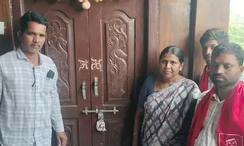అనుమతులు లేకుండా పుస్తకాల నిల్వ..గదికి MEO సీజ్