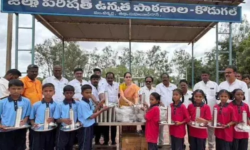 విద్యార్థులకు సౌకర్యాలు క‌ల్పించ‌డం అంద‌రి బాధ్య‌త‌