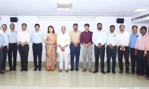 గిరిజన ప్రాంతాల్లో వైద్య సేవల బలోపేతమే లక్ష్యం..ఆరోగ్య సూచీలపై మంత్రి సమీక్ష