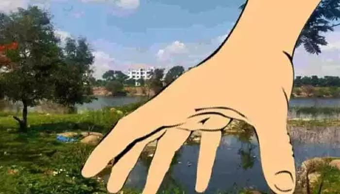 బడా బిల్డర్ బరితెగింపుపై స్థానికుల ఫిర్యాదు.. బడా బిల్డర్ బరితెగింపుపై స్థానికుల ఫిర్యాదు..