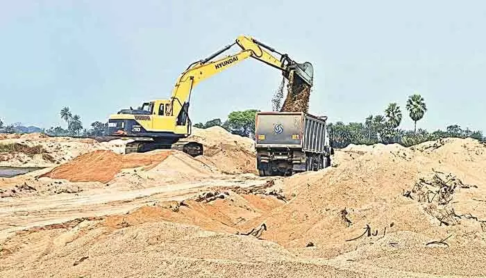మానేరు పక్కనే ఉన్న ఇసుక కరువు.. మానేరు పక్కనే ఉన్న ఇసుక కరువు..