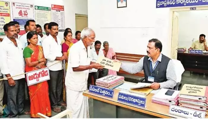 పీఏలదే పెత్తనం..! ఏ పని జరగాలన్న వారిని కలిస్తేనే క్లియర్ పీఏలదే పెత్తనం..! ఏ పని జరగాలన్న వారిని కలిస్తేనే క్లియర్