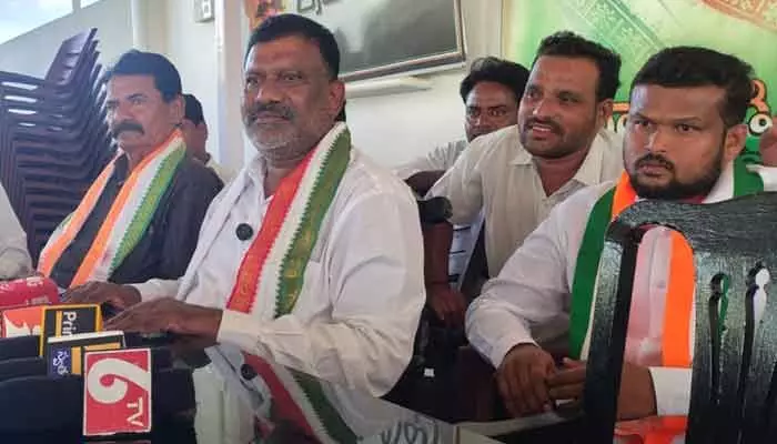 ఉద్యోగాలు ఇవ్వలేక విద్యార్థులతో చెలగాటమా..? ఉద్యోగాలు ఇవ్వలేక విద్యార్థులతో చెలగాటమా..?