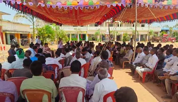 ప్రైవేట్ ఫీజుల గుప్పిటి నుంచి సర్కారు బడి వైపు.. ఈ ఒక్క ఏడాదే 145 మందికి పైగా ప్రైవేట్ ఫీజుల గుప్పిటి నుంచి సర్కారు బడి వైపు.. ఈ ఒక్క ఏడాదే 145 మందికి పైగా