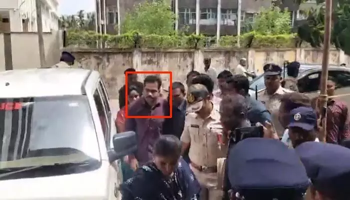 సాయికృష్ణ అదృశ్యం కేసు: సీఐ నాగరాజును ఆసుపత్రికి తరలించిన సిట్.. స్టేట్మెంట్పై ఉత్కంఠ సాయికృష్ణ అదృశ్యం కేసు: సీఐ నాగరాజును ఆసుపత్రికి తరలించిన సిట్.. స్టేట్మెంట్పై ఉత్కంఠ