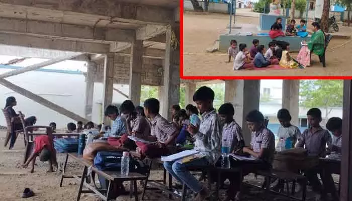 తరగతి గదులు లేక ఆరు బయటనే పాఠాలు.. తరగతి గదులు లేక ఆరు బయటనే పాఠాలు..