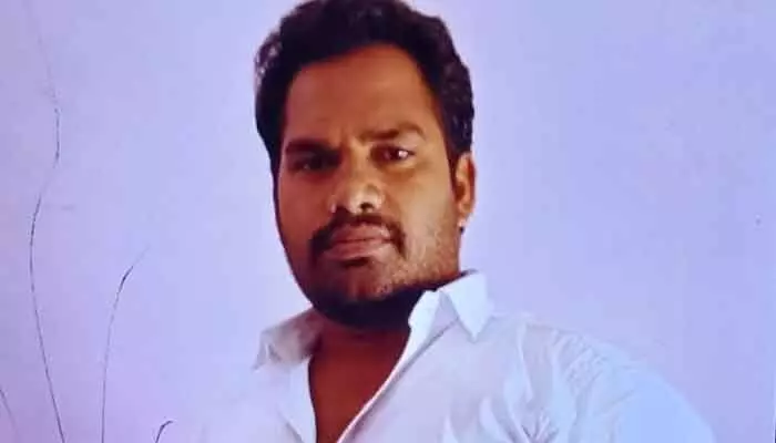 ద్విచక్ర వాహనాన్ని ఢీకొన్న కారు.. యువకుడు మృతి ద్విచక్ర వాహనాన్ని ఢీకొన్న కారు.. యువకుడు మృతి
