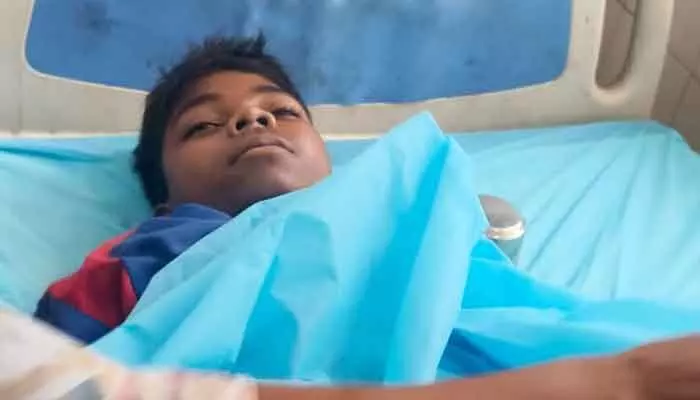 గిరిజన విద్యార్థి మృతి.. ఆసుపత్రి ముందు ఉద్రిక్తత గిరిజన విద్యార్థి మృతి.. ఆసుపత్రి ముందు ఉద్రిక్తత