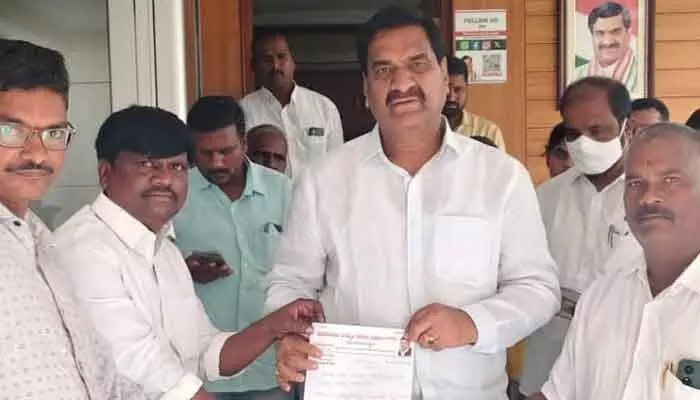 వికలాంగుల నూతన భవన ప్రారంభోత్సవానికి ఎమ్మెల్యేకు వినతి వికలాంగుల నూతన భవన ప్రారంభోత్సవానికి ఎమ్మెల్యేకు వినతి