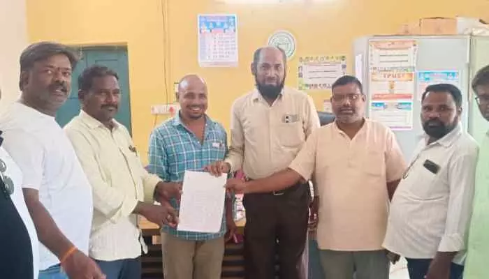 జర్నలిస్ట్ పై దాడి..ఎమ్మార్వో కు వినతి అందజేత జర్నలిస్ట్ పై దాడి..ఎమ్మార్వో కు వినతి అందజేత