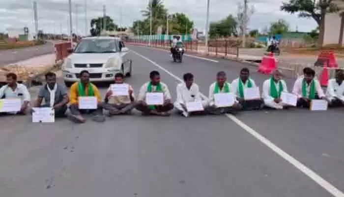 యూరియా యాప్ రద్దు చేయాలని రైతుల రాస్తారోకో యూరియా యాప్ రద్దు చేయాలని రైతుల రాస్తారోకో