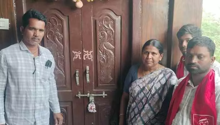 అనుమతులు లేకుండా పుస్తకాల నిల్వ..గదికి MEO సీజ్ అనుమతులు లేకుండా పుస్తకాల నిల్వ..గదికి MEO సీజ్