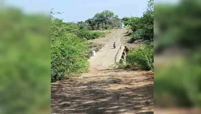 లోలెవల్ వంతెనలు.. తీరని కష్టాలు లోలెవల్ వంతెనలు.. తీరని కష్టాలు