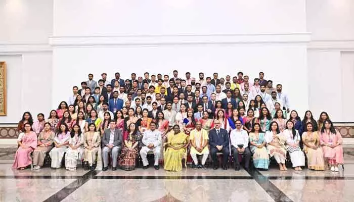 రాష్ట్రపతితో ముఖాముఖి.. ఇఫ్లూ పరిశోధకుడికి అరుదైన అవకాశం రాష్ట్రపతితో ముఖాముఖి.. ఇఫ్లూ పరిశోధకుడికి అరుదైన అవకాశం