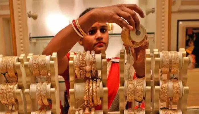 Gold: డాలర్ దెబ్బకు బంగారం బోల్తా Gold: డాలర్ దెబ్బకు బంగారం బోల్తా