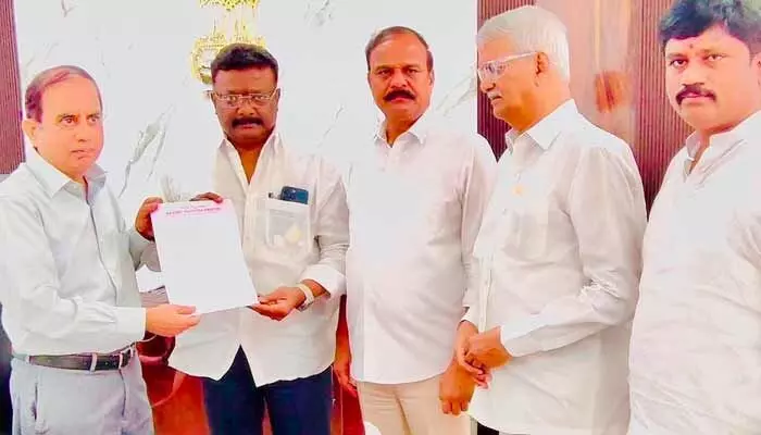 బోగస్, నకిలీ ఓట్లు తొలగించండి: ఈసీకి బీఆర్ఎస్ టీమ్ వినతి బోగస్, నకిలీ ఓట్లు తొలగించండి: ఈసీకి బీఆర్ఎస్ టీమ్ వినతి