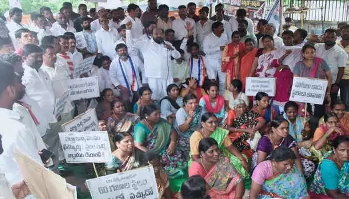 ఇండ్లు లేని నిరుపేదలకు 100 గజాల స్థలం కేటాయించి పట్టాలు మంజూరు చేయాలి ఇండ్లు లేని నిరుపేదలకు 100 గజాల స్థలం కేటాయించి పట్టాలు మంజూరు చేయాలి