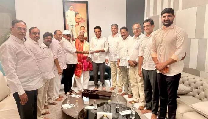 కరీంనగర్ జిల్లాలో కారు సునామీ ఖాయం.. బీఆర్ఎస్ వర్కింగ్ ప్రెసిడెంట్ కేటీఆర్ కరీంనగర్ జిల్లాలో కారు సునామీ ఖాయం.. బీఆర్ఎస్ వర్కింగ్ ప్రెసిడెంట్ కేటీఆర్