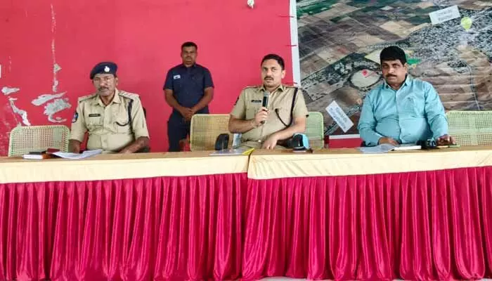 మాధవరంకు సీఎం.. భద్రతా ఏర్పాట్లను పరిశీలించిన ఎస్పీ మాధవరంకు సీఎం.. భద్రతా ఏర్పాట్లను పరిశీలించిన ఎస్పీ