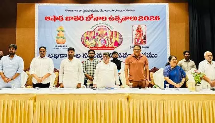 అంగరంగ వైభవంగా బోనాలు నిర్వహించాలి : మంత్రి పొన్నం ప్రభాకర్ అంగరంగ వైభవంగా బోనాలు నిర్వహించాలి : మంత్రి పొన్నం ప్రభాకర్
