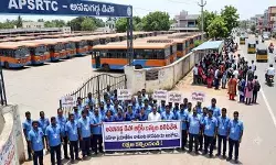 డ్రైవర్లు, కండక్టర్లపై మహిళల దాడులు.. నిరసనగా ఆర్టీసీ బస్సులు నిలిపివేత