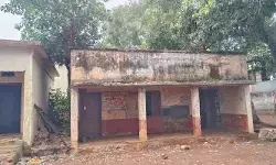 శిథిలమైన కేసారం పాఠశాల భవనం.. పట్టించుకోని అధికారులు