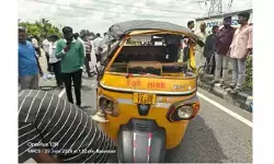 ఆటోను ఢీకొన్న కంటైనర్