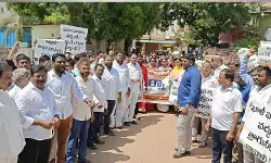 నీళ్ల కోసం రోడ్డెక్కిన ప్రజలు