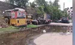 బాలానగర్ పోలీస్ స్టేషన్ ఎదుట వర్షపు నీటి నిల్వ