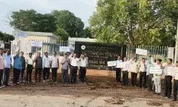 ఎగ్జిక్యూటివ్ అధికారుల భారీ నిరసన