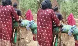 మాటలకందని పేదరికం.. పాడె మోసేందుకు నలుగురు లేక.. వృద్ధురాలి మృతదేహాన్ని..