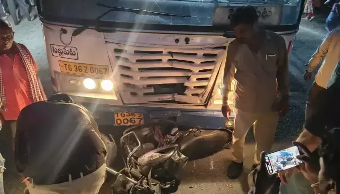 బైక్‌ను ఢీకొన్న ఆర్టీసీ బస్సు