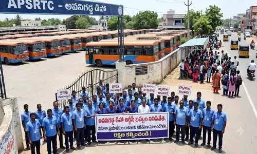 డ్రైవర్లు, కండక్టర్లపై మహిళల దాడులు.. నిరసనగా ఆర్టీసీ బస్సులు నిలిపివేత
