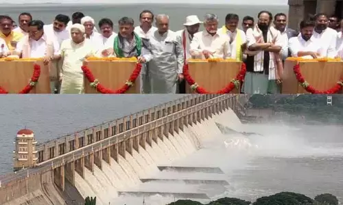 అట్టహాసంగా తుంగభద్ర కొత్త క్రస్ట్ గేట్ల ప్రారంభోత్సవం.. చేతులు కలిపి ఐక్యత చాటిన సీఎంలు