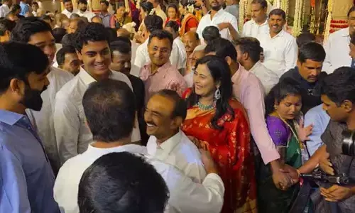 అరుదైన దృశ్యం.. అప్యాయంగా పలకరించుకున్న కేటీఆర్, ఈటల