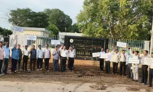 ఎగ్జిక్యూటివ్ అధికారుల భారీ నిరసన
