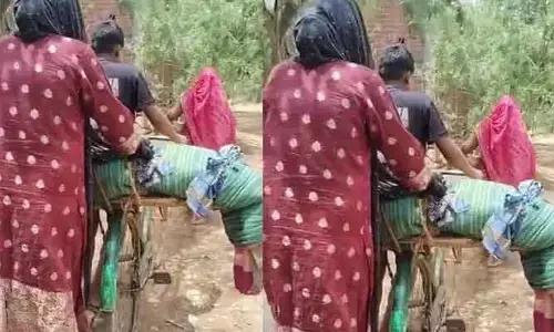 మాటలకందని పేదరికం.. పాడె మోసేందుకు నలుగురు లేక.. వృద్ధురాలి మృతదేహాన్ని..
