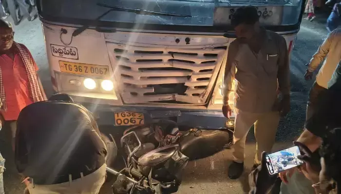 బైక్‌ను ఢీకొన్న ఆర్టీసీ బస్సు
