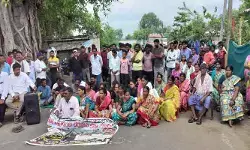 ఎర్రగుంట చెరువు ఆక్రమణలపై గ్రామస్తుల రాస్తారోకో