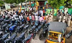పోలీసుల కార్డన్ సెర్చ్.. మద్యం స్వాధీనం- వాహనాల సీజ్