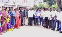 రోడ్డు వేయాలని కాంగ్రెస్ నాయకులకు వినతిపత్రం అందజేసిన పలు కాలనీవాసులు