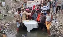 మురుగు కాలువలో బర్త్ డే వేడుకలు జరుపుకున్న కార్పొరేటర్